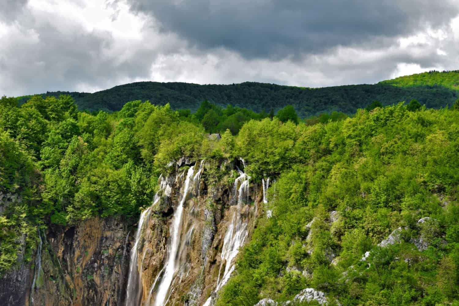 Peisaj verde de vara la Lacurile Plitvice