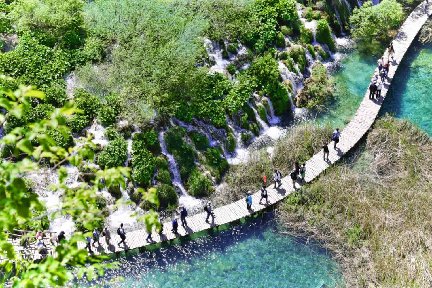 Peisaj cu lacuri si cascade la Plitvice