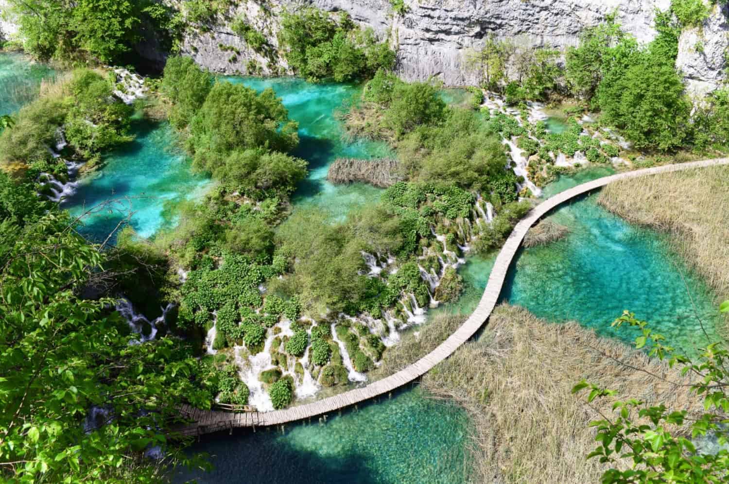 Cascadele Plitvice printre lacurile turcoaz
