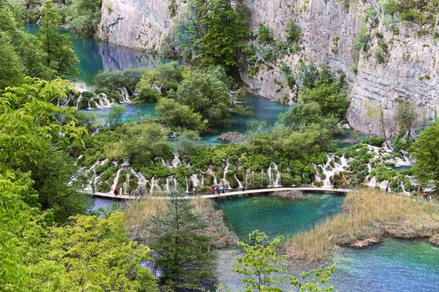 Cascadele Plitvice printre lacurile turcoaz
