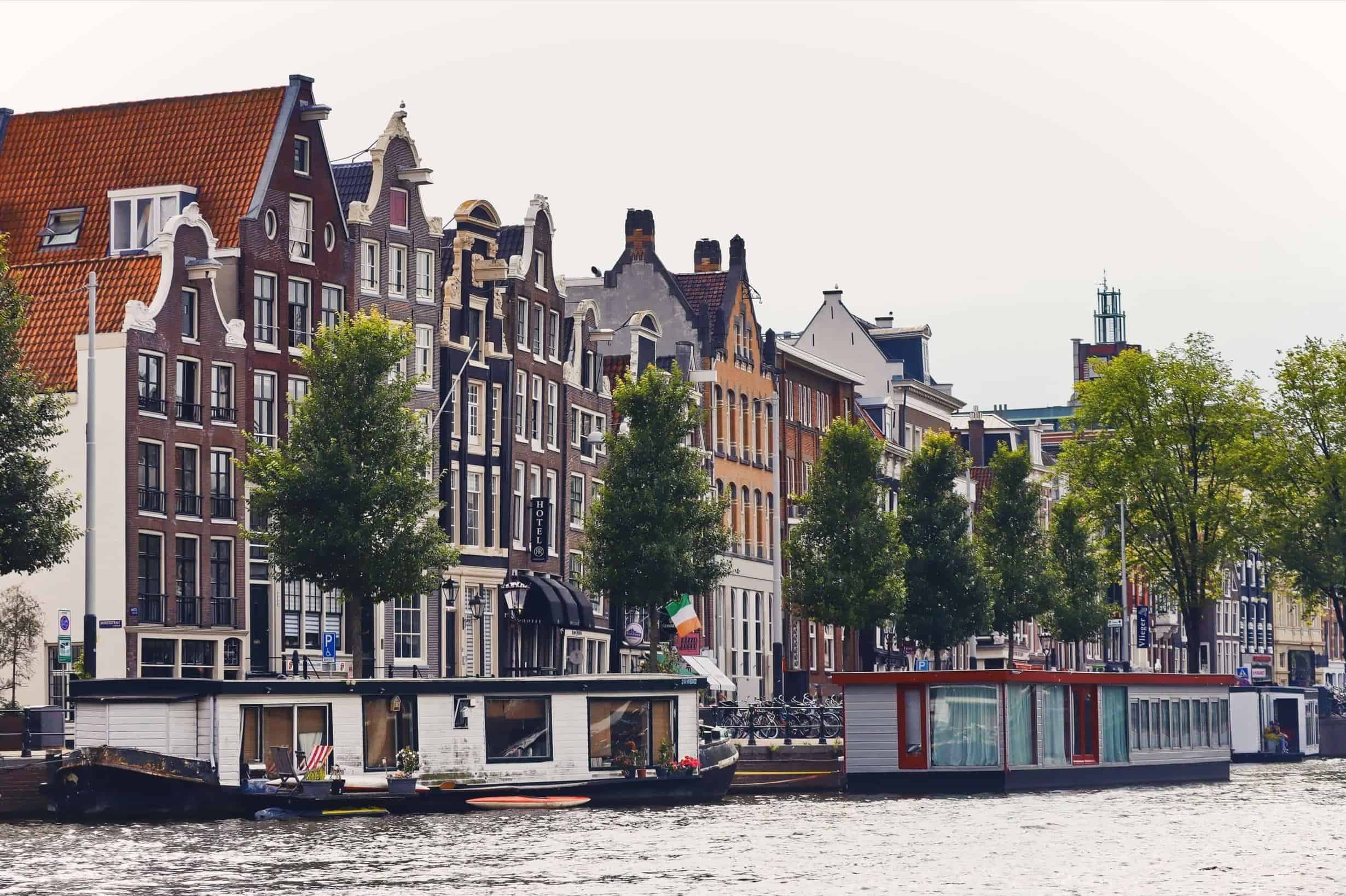 Canal en Amsterdam | Lugares para visitar en Amsterdam en 4 dias Canal en Amsterdam | Lugares para visitar en Amsterdam en 4 dias