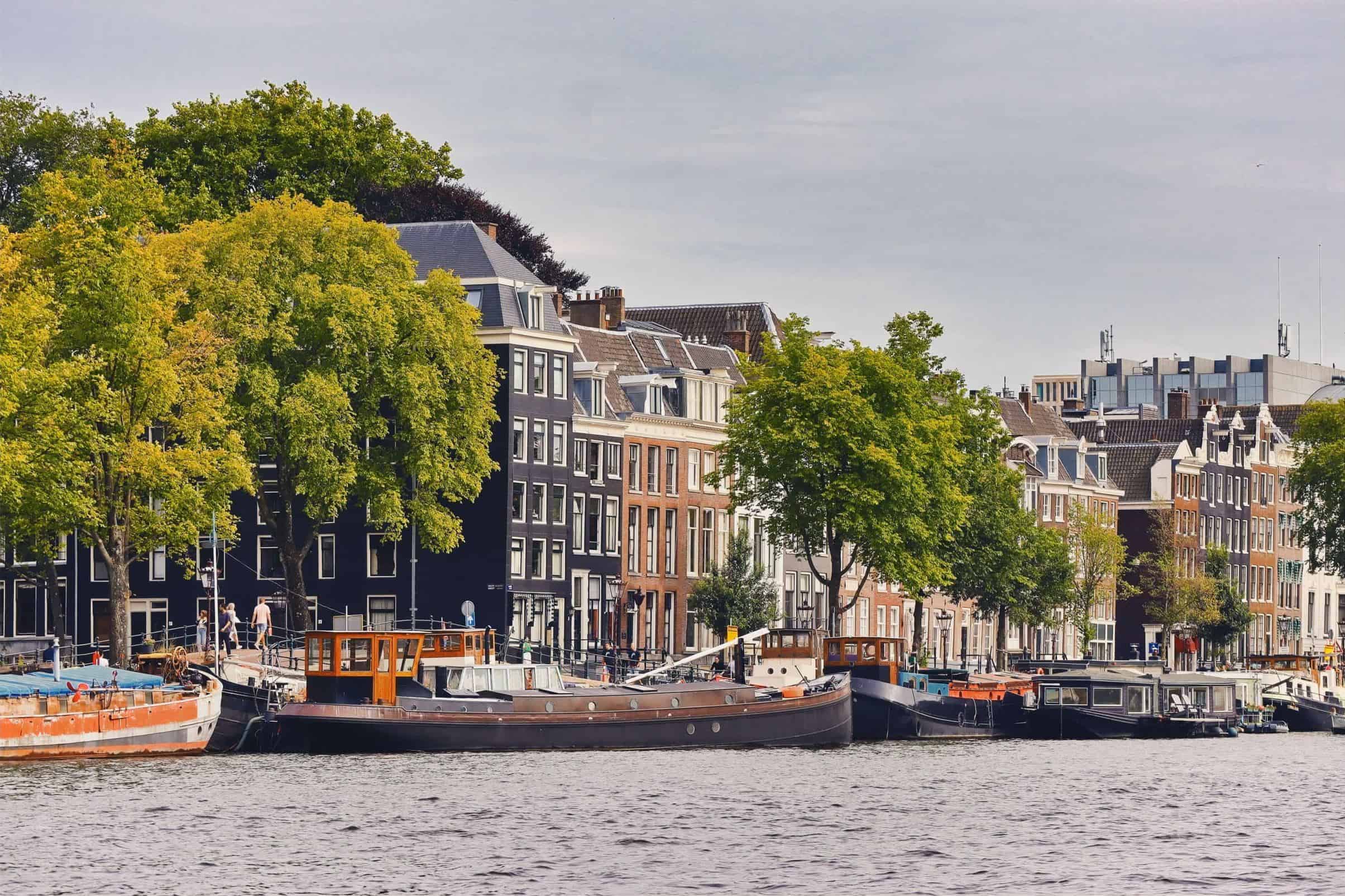 Canal en Ámsterdam | Lugares para visitar en Amsterdam en 4 dias Canal en Ámsterdam | Lugares para visitar en Amsterdam en 4 dias
