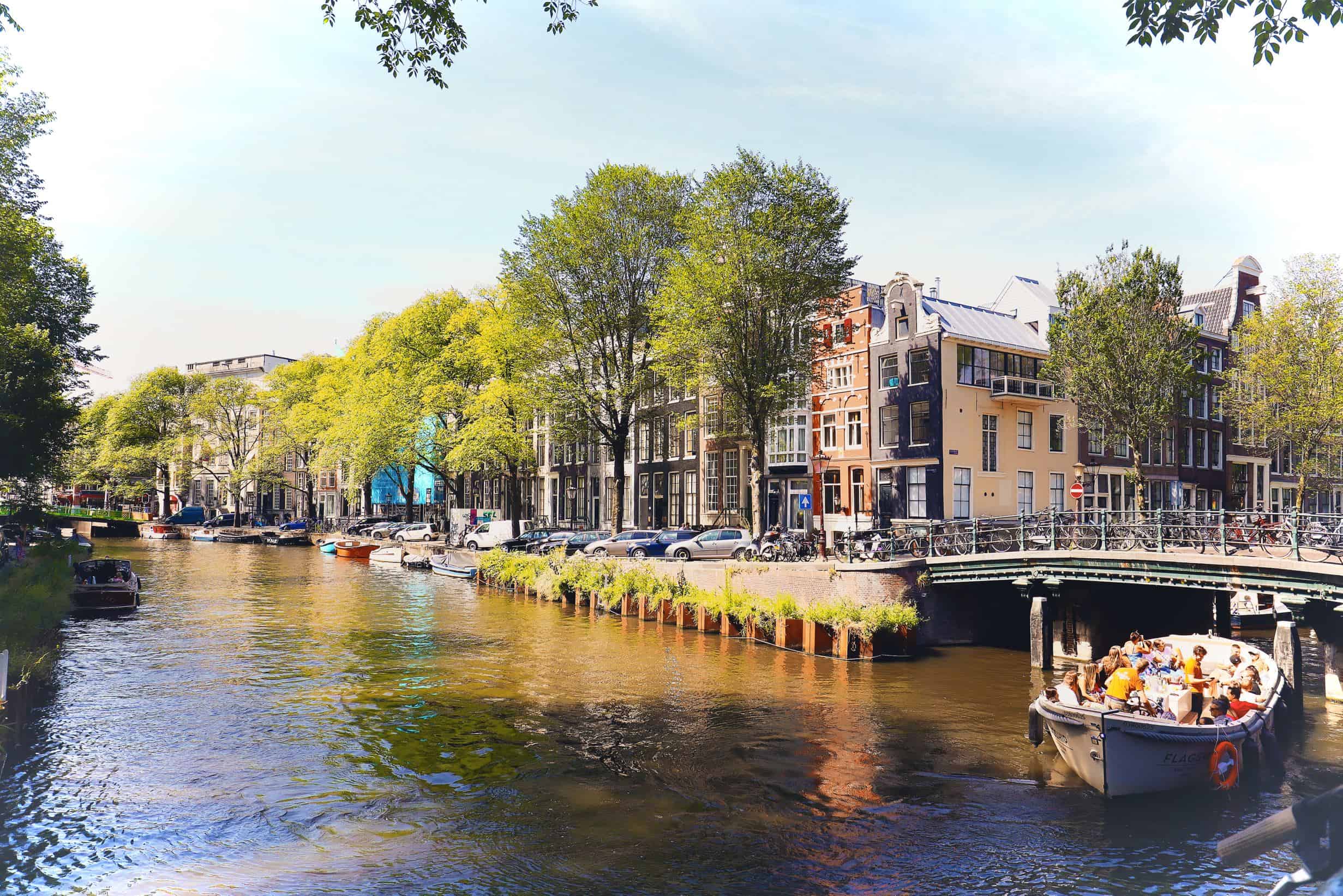 Canal en Ámsterdam | Lugares para visitar en Amsterdam en 4 dias Canal en Ámsterdam | Lugares para visitar en Amsterdam en 4 dias