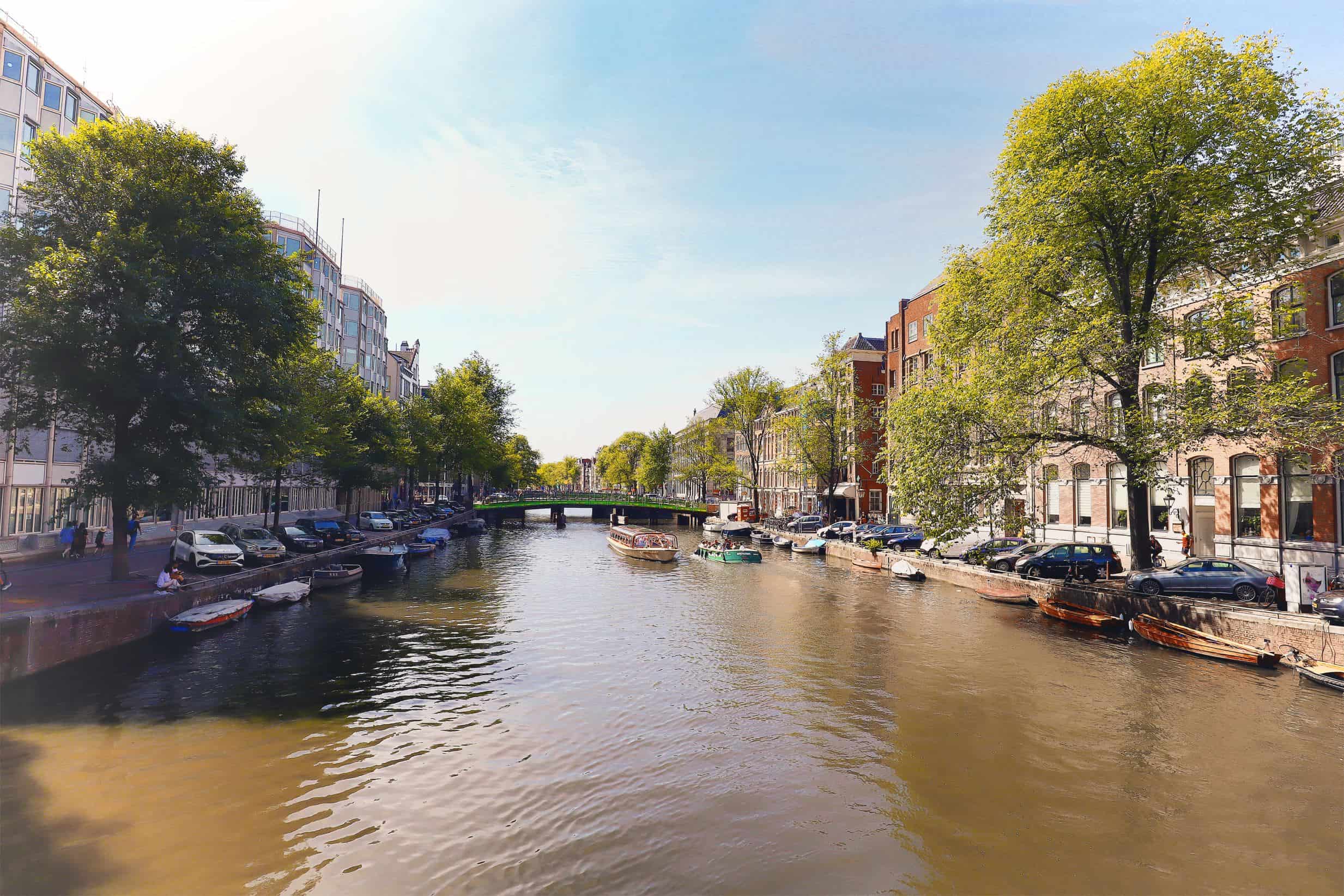 Canal en Ámsterdam | Lugares para visitar en Amsterdam en 4 dias Canal en Ámsterdam | Lugares para visitar en Amsterdam en 4 dias