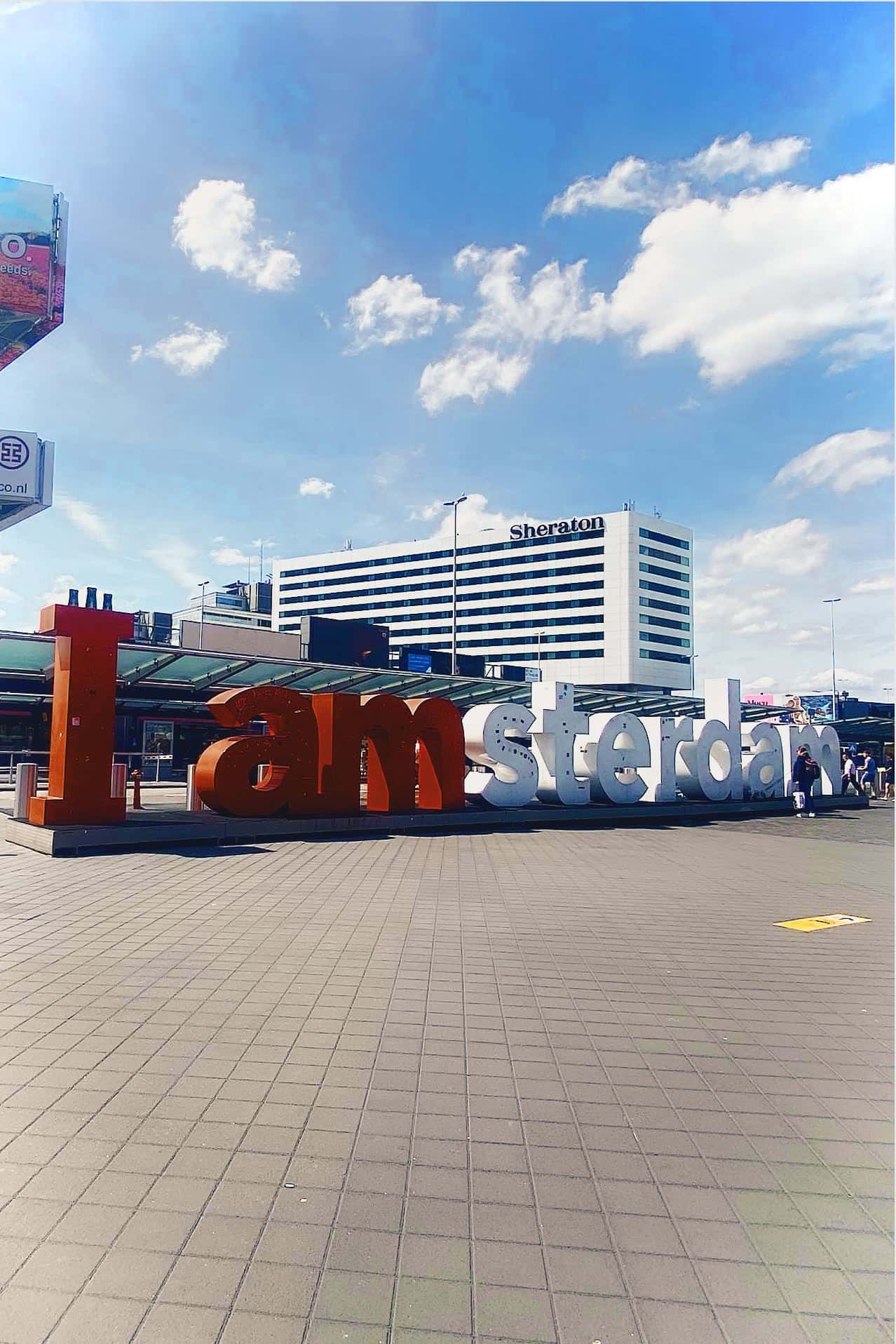 Cartel de IAmsterdam fuera del aeropuerto de Schiphol | Que hacer en Amsterdam Cartel de IAmsterdam fuera del aeropuerto de Schiphol | Que hacer en Amsterdam