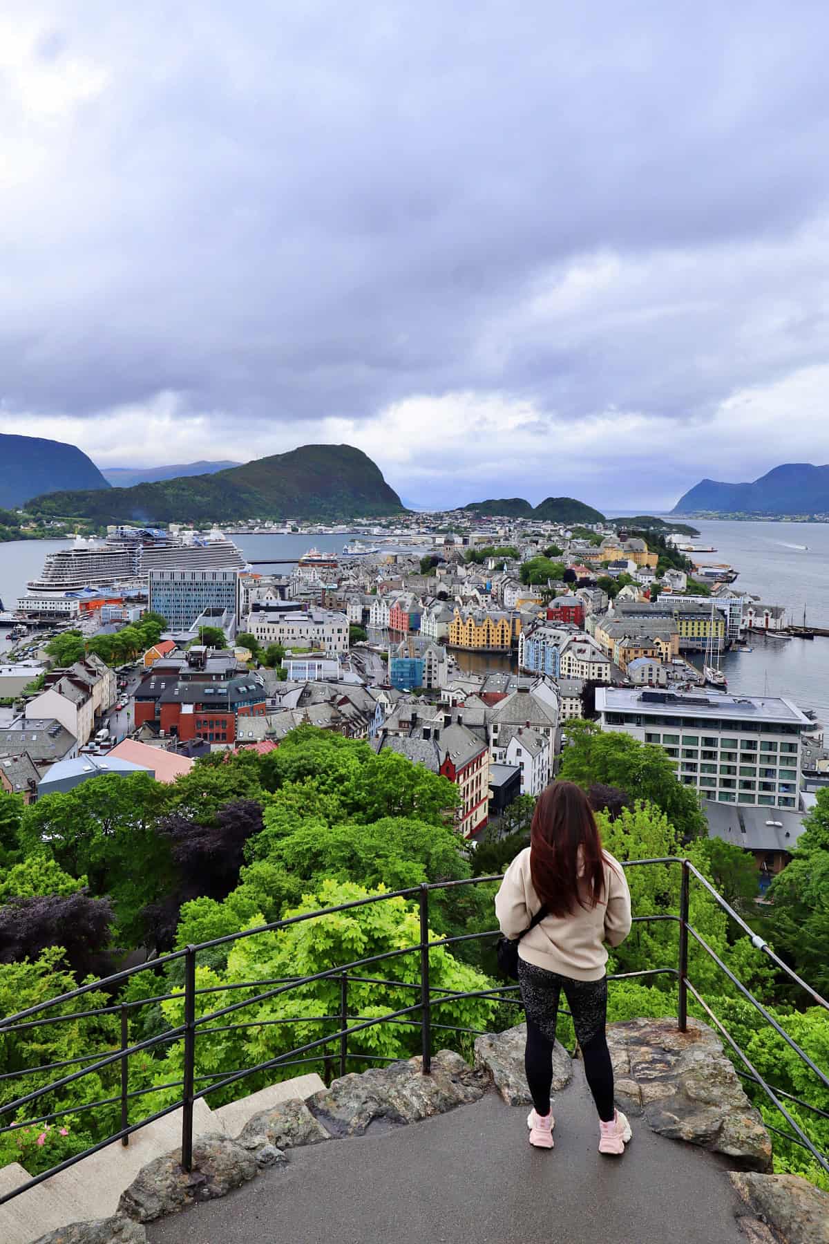 What to do in Alesund from cruise ship | One day in Alesund | Things to do in Alesund Norway | Best places in Alesund | Alesund Art Nouveau | Alesund itinerary | Norwegian fjords | Aksla viewpoint Alesund | Hop on hop off Alesund | Alesund cruise terminal | Fjellstua Viewpoint | Aksla viewpoint Alesund