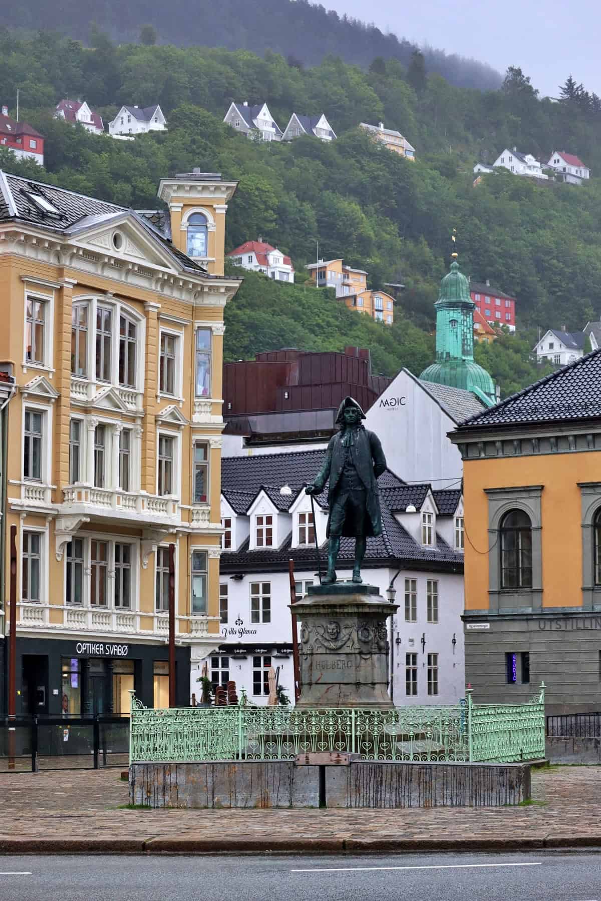 Statuia lui Holberg in Bergen | ce sa vizitezi in Bergen intr-o zi | itinerariu Bergen | locuri de vizitat in Bergen
