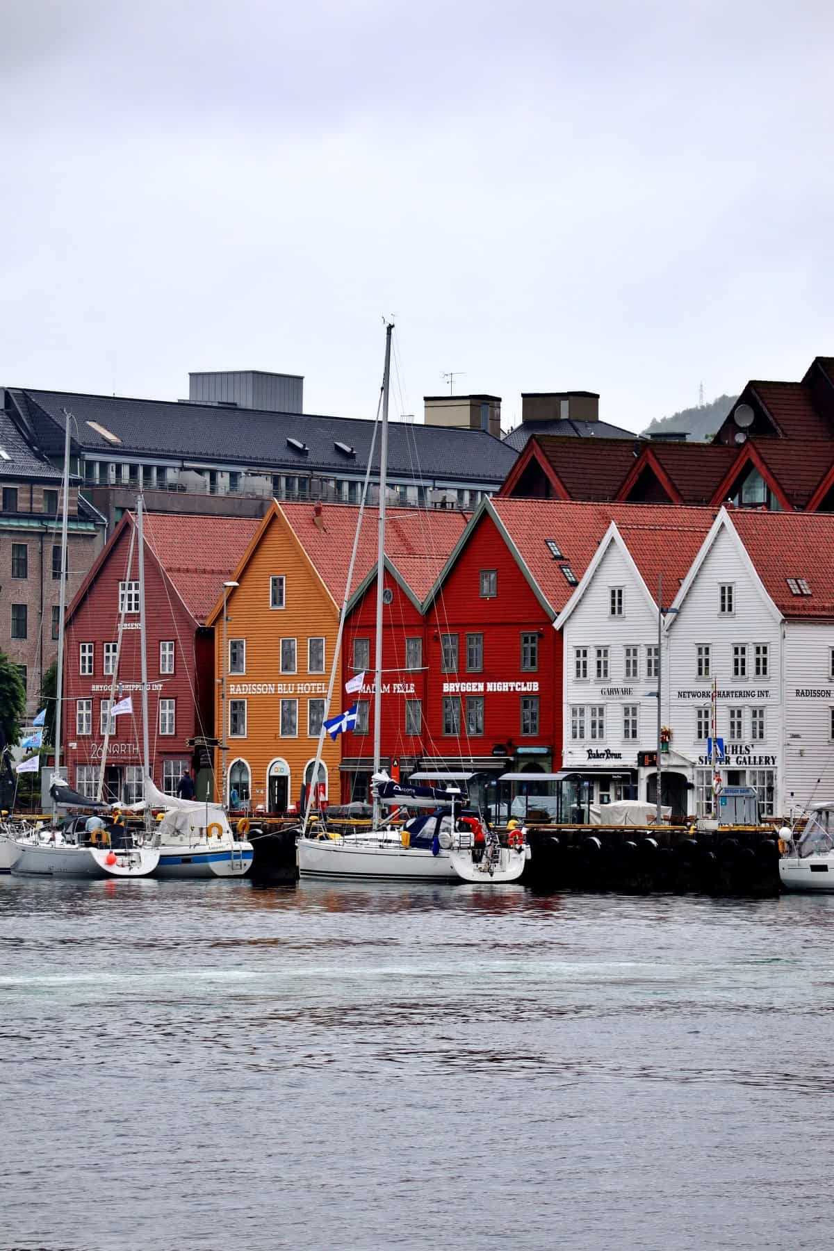 Casele din lemn colorate de la Bryggen Wharf din Bergen, Norvegia – o atractie de neratat in orice Bergen itinerary