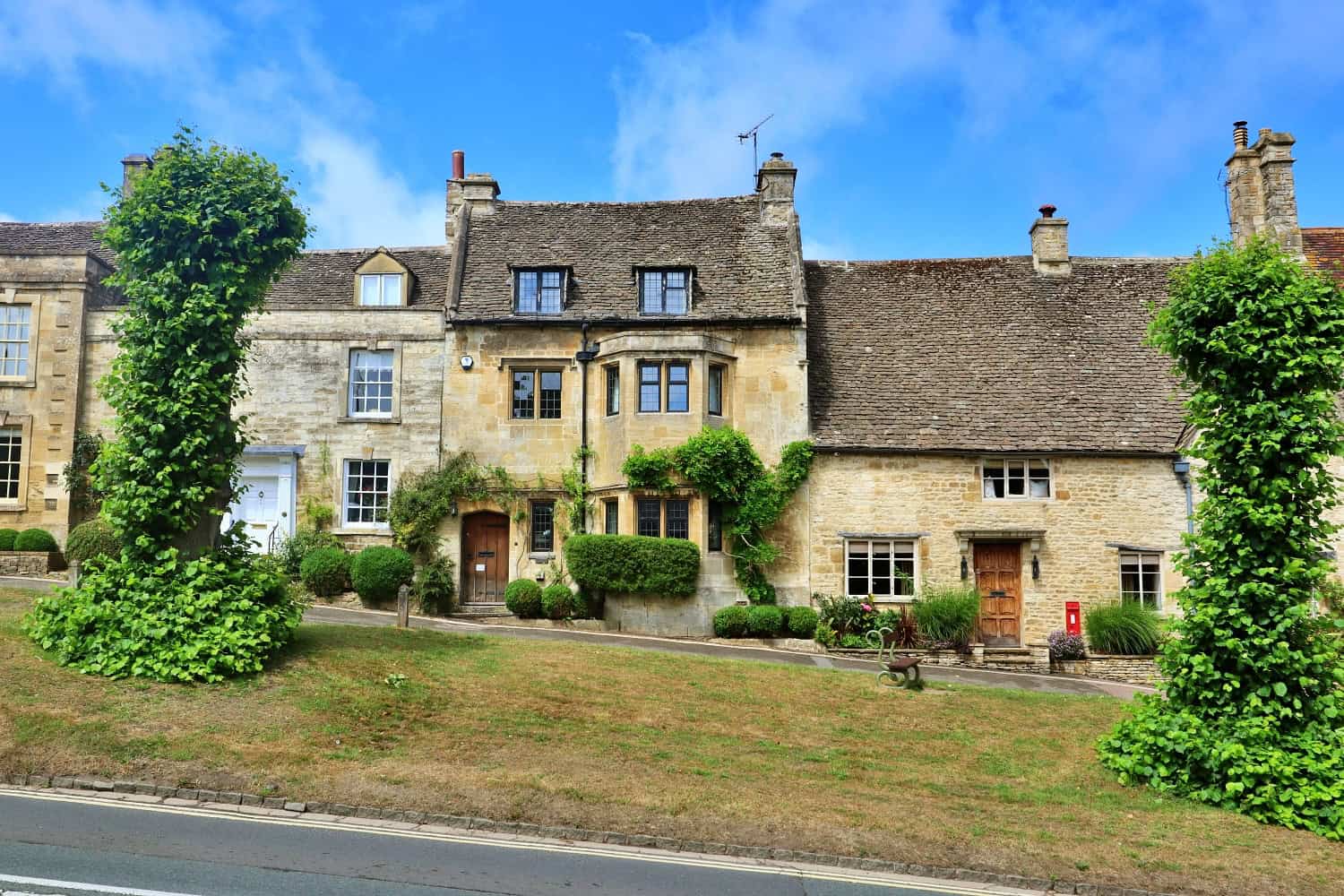 most beautiful villages in the cotswolds | burford village | day trip from london to the cotswolds | everything about the cotswolds |